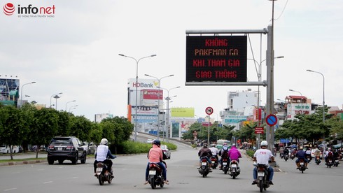 TP.HCM cảnh báo người chơi Pokemon Go qua bảng điện tử trên đường - ảnh 2