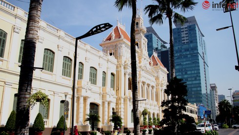 Ra vào trụ sở UBND TP.HCM sẽ phải soi chiếu an ninh như sân bay - ảnh 1