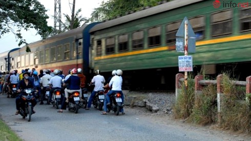 TP.HCM kiến nghị nhanh chóng bố trí người gác chắn tàu tại đường ngang - ảnh 1