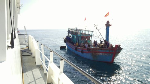 Cứu nạn thành công tàu cá với 18 ngư dân bị thả trôi trên biển - ảnh 1