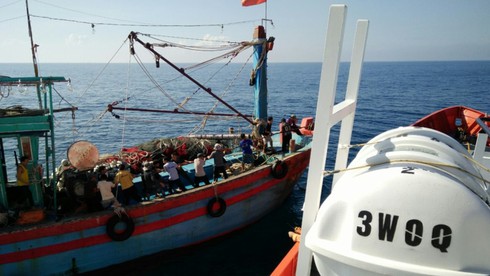 Cứu nạn thành công tàu cá với 18 ngư dân bị thả trôi trên biển - ảnh 2