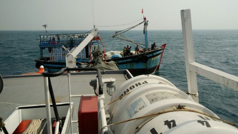 Cứu 7 thuyền viên sau 3 ngày trôi dạt trên biển - ảnh 4