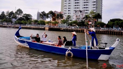 Thuyền đờn ca tài tử trên kênh Nhiêu Lộc bị tấn công bằng chai đựng nước tiểu - ảnh 1