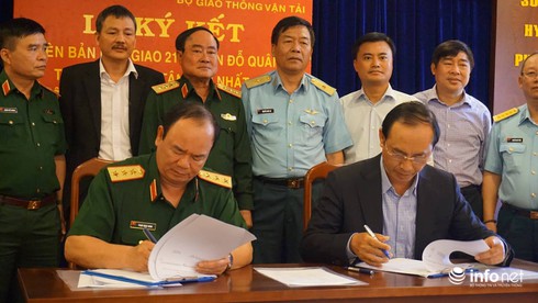 Bộ Quốc phòng bàn giao 21ha đất quân sự để mở rộng sân bay Tân Sơn Nhất - ảnh 1