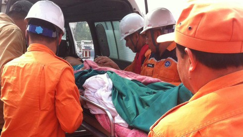 Mắc phải dây chài, một thuyền viên bị gãy chân tại vùng biển Bạch Long Vĩ - ảnh 2
