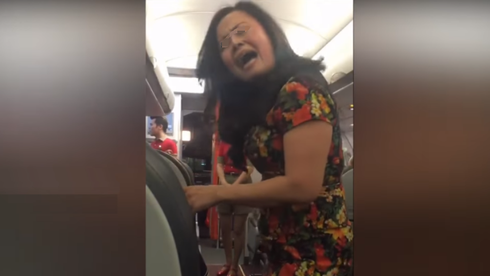 “Quý bà” gây sự trên máy bay bị cấm bay 12 tháng - ảnh 1