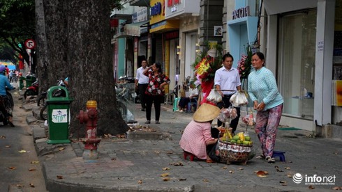 Chủ tịch quận 1 - TP.HCM: Bán trên vỉa hè có thể lời 500 - 800 ngàn trong 3h - ảnh 2