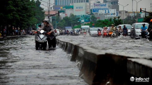 Trời đổ mưa đúng lúc Bí thư Nguyễn Thiện Nhân đi thị sát “rốn ngập” - ảnh 2