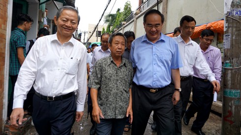 Trời đổ mưa đúng lúc Bí thư Nguyễn Thiện Nhân đi thị sát “rốn ngập” - ảnh 1