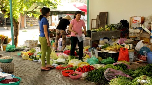 TP.HCM: Chợ tự phát là đầu mối phát sinh thực phẩm bẩn - ảnh 1