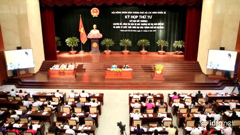 TP.HCM họp bất thường về môi trường: Yêu cầu phạt nặng người xả rác bừa bãi - ảnh 1