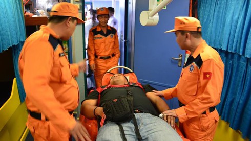 Cứu nạn thuyền viên Indonesia nghi bị vỡ ruột thừa trên biển - ảnh 1