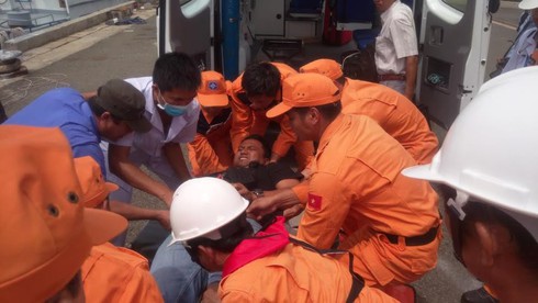 Cứu nạn thuyền viên Indonesia nghi bị vỡ ruột thừa trên biển - ảnh 2