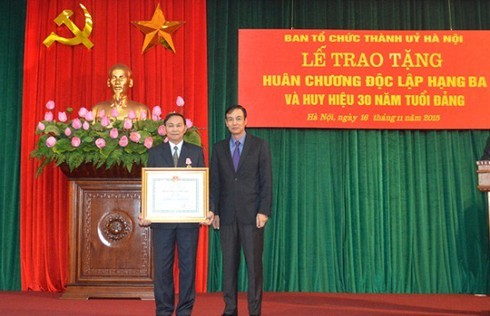 Ban Tổ chức Thành ủy Hà Nội trao Huân chương Độc lập hạng Ba và Huy hiệu Đảng - ảnh 1