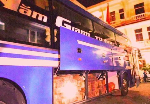 Bắt xe khách giường nằm chở đầy gỗ lậu - ảnh 1