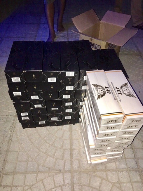 Quảng Bình: Phát hiện hàng trăm bao thuốc lá và rượu ngoại lậu trên xe ô tô - ảnh 1