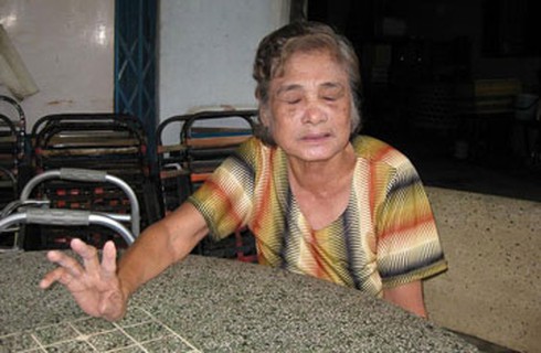 Con là tiến sĩ bạo hành mẹ già 70 tuổi - ảnh 1