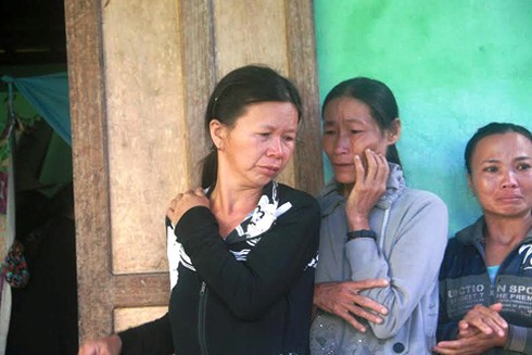 Vụ ba mẹ con chết dưới lòng hồ: Đừng trách người mẹ trẻ! - ảnh 1