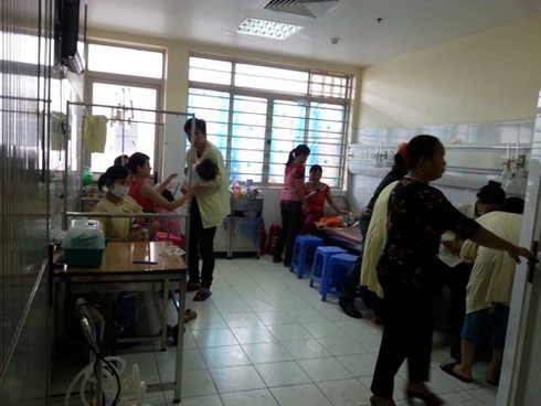 Dịch sởi bùng phát: Ngóng con thơ bị cách ly vì bệnh nặng - ảnh 8