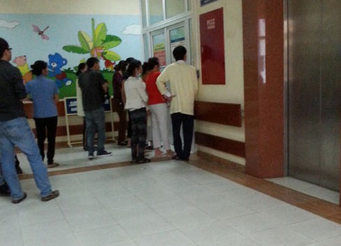 Dịch sởi bùng phát: Ngóng con thơ bị cách ly vì bệnh nặng - ảnh 12