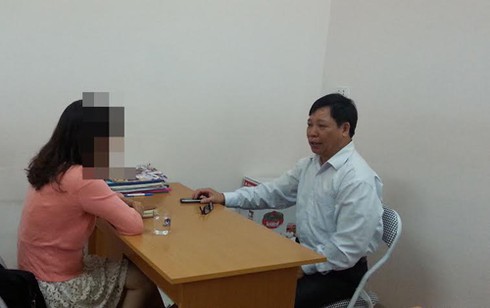 Chồng đưa gái mại dâm về nhà, vợ vẫn trơ như gỗ đá - ảnh 1