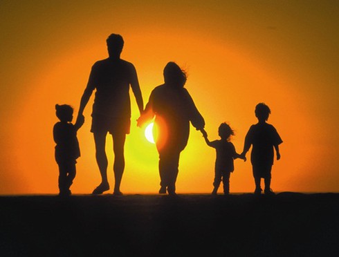 Cảm động nghe chuyện bố mẹ nhiễm HIV chăm con khỏe mạnh - ảnh 1