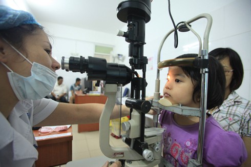 Chữa đau mắt đỏ: Sợ con chảy máu mắt, bố mẹ phải ngủ riêng - ảnh 1