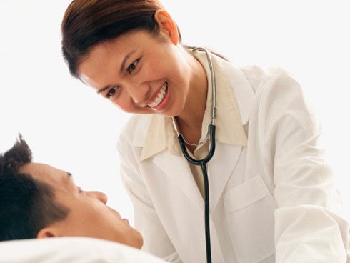 Nỗi ám ảnh kinh hoàng của nữ y tá chuyên chữa sùi mào gà - ảnh 1