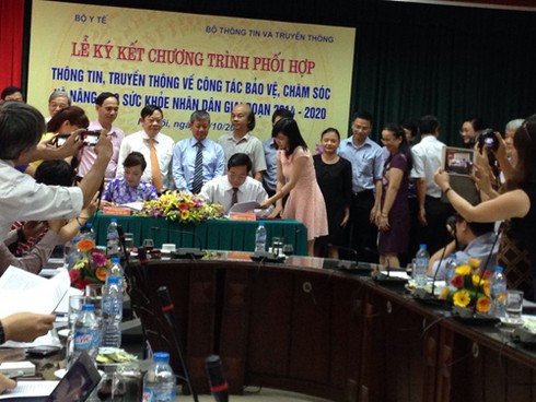 Bộ Y tế hợp tác thông tin với Bộ Thông tin và Truyền thông - ảnh 1