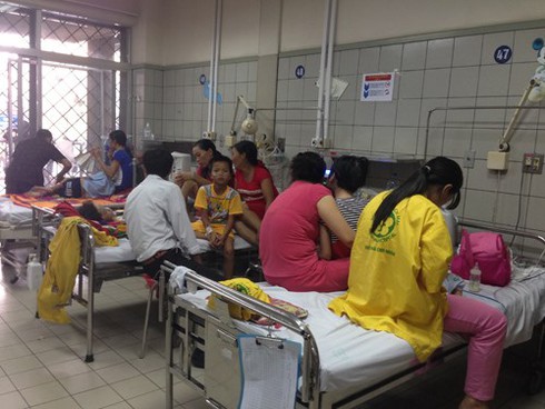 Ngày nắng nóng, đêm lạnh: Trẻ bị bệnh hô hấp tăng mạnh - ảnh 1