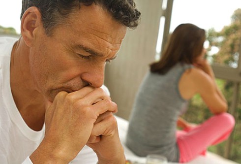 Quý ông ngoại tứ tuần hoang mang vì tinh hoàn không cảm giác - ảnh 1