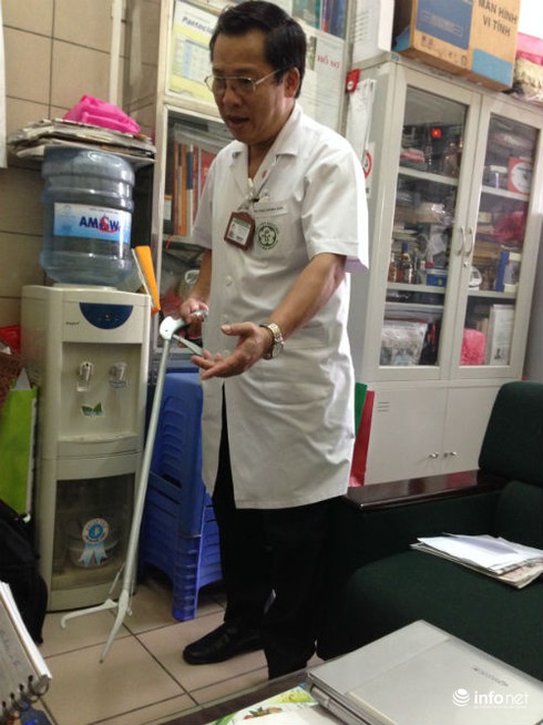 Chặt đứt ngón tay bị rắn cắn, lúc ghép lại vẫn bị liệt cơ - ảnh 2