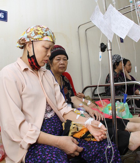 Kiệt quệ khi truyền hóa chất chữa ung thư:Bác sĩ cũng thương bệnh nhân - ảnh 1