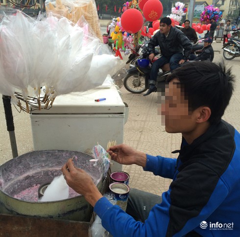 Gồng mình mưu sinh ngày Tết ở đất khách - ảnh 1