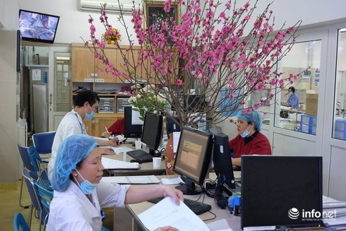 Chùm ảnh: Bác sĩ căng mình đón giao thừa - ảnh 9