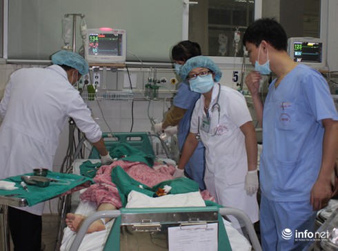 Chùm ảnh: Bác sĩ căng mình đón giao thừa - ảnh 1