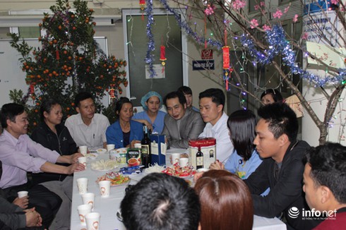 Chùm ảnh: Bác sĩ căng mình đón giao thừa - ảnh 4