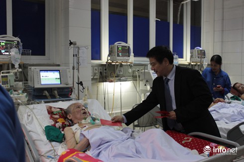 Chùm ảnh: Bác sĩ căng mình đón giao thừa - ảnh 5