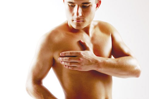 Bị nữ hóa tuyến vú, nam thanh niên mặc cảm về cơ thể - ảnh 1