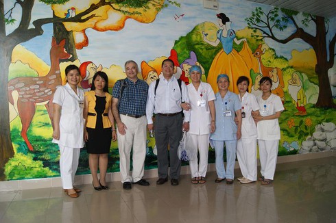 Giành giật với tử thần, với người thân để cứu sống em bé thập tử nhất sinh - ảnh 1