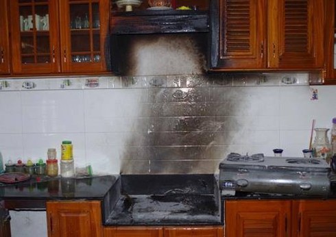 Xịt thuốc diệt gián ngay gần bếp có gây cháy nổ? - ảnh 1