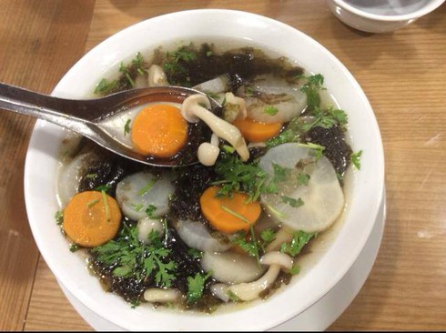 Canh dưỡng sinh pha kèm nước tiểu chữa được bệnh ung thư? - ảnh 1