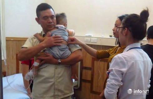 Con bị cán nát tay vì mẹ cho đứng đằng trước xe máy - ảnh 1