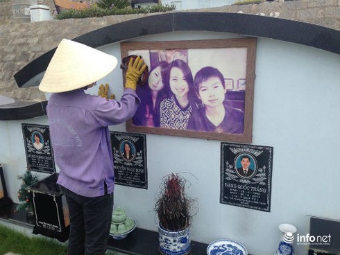 Lặng lẽ bước qua phần mộ gia đình nạn nhân Mh17 - ảnh 1