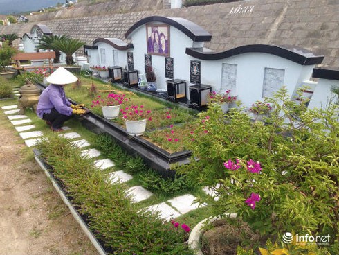 Lặng lẽ bước qua phần mộ gia đình nạn nhân Mh17 - ảnh 2