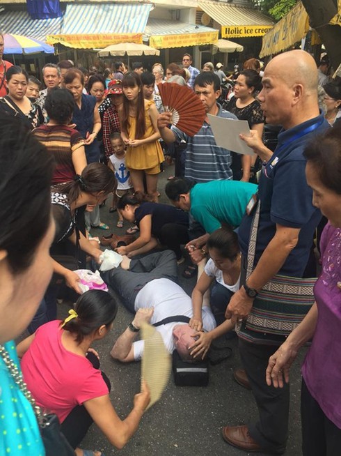 Đâm vào đầu ngón tay cứu ông Tây bị ngất: Cẩn thận mang họa vào thân - ảnh 1