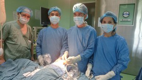 Bay gấp vào Đà Nẵng cứu hai bệnh nhân nặng suy hô hấp - ảnh 1