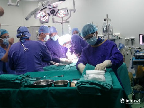 Thay đĩa đệm nhân tạo 50 triệu đồng, cơ hội mới cho bệnh nhân thoát vị đĩa đệm - ảnh 1
