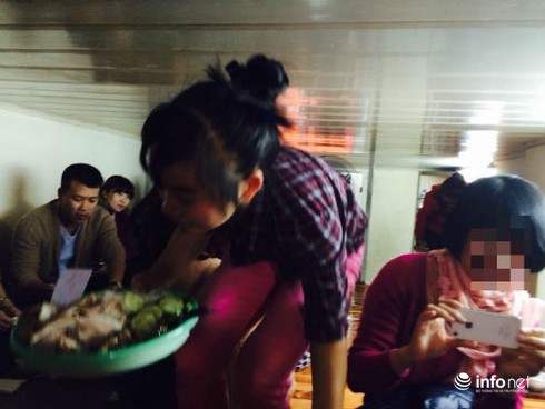 Khám phá quán bún đậu mắm tôm cả khách và nhân viên cùng bò - ảnh 1