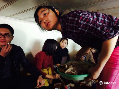 Khám phá quán bún đậu mắm tôm cả khách và nhân viên cùng bò - ảnh 5